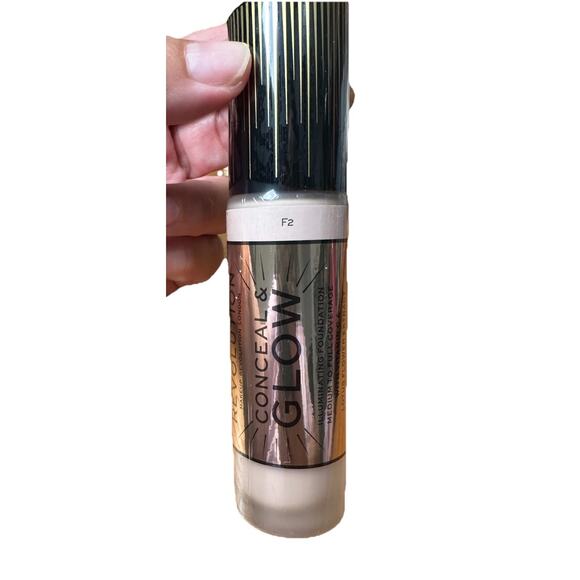 Makeup Revolution - Conceal & Glow Full Coverage Foundation - F2 Nude Vitamin C - Picture 1 of 4